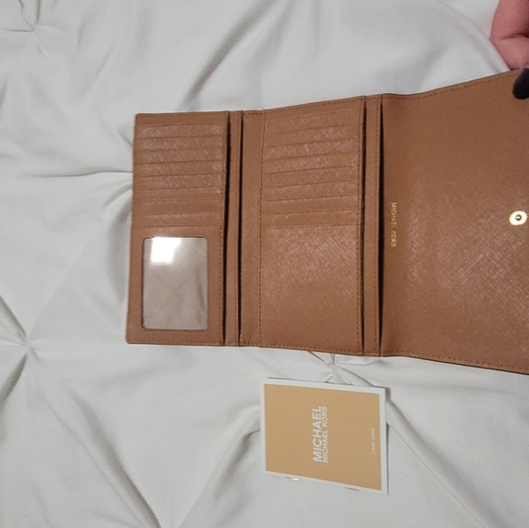 Michael Kors Pebbled Wallet (like brand new) - Picture 5 of 6